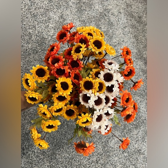 Faux flowers - Picture 1 of 6